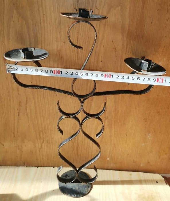 Стар кован свещник