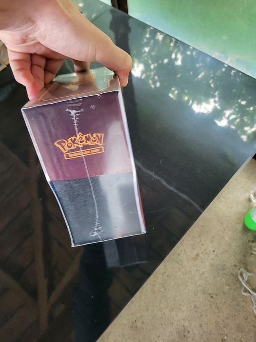 Elite Trainer Box din extensia Pokemon TCG: Scarlet & Violet—Obsidian Flames