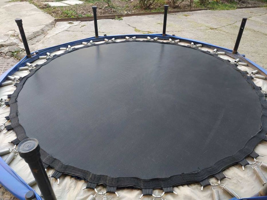 Батут диаметр 150 см. На вес человека около 40 - 50 кг макс.