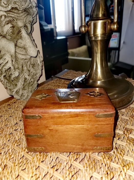 Антикварна дървена кутия с месингов обков с две тестета карти