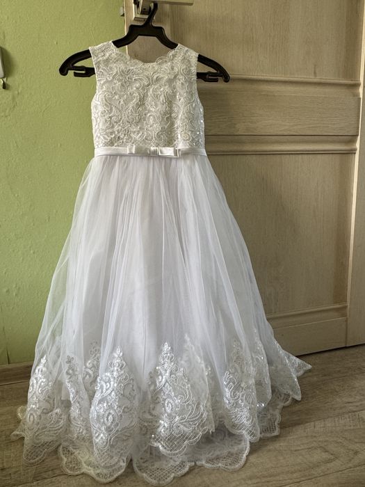 Продам платье на выпуской