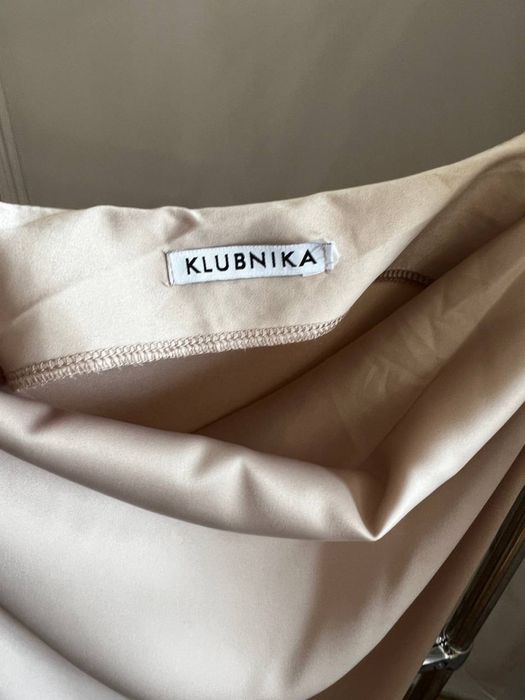 Бежевое платье комбинация