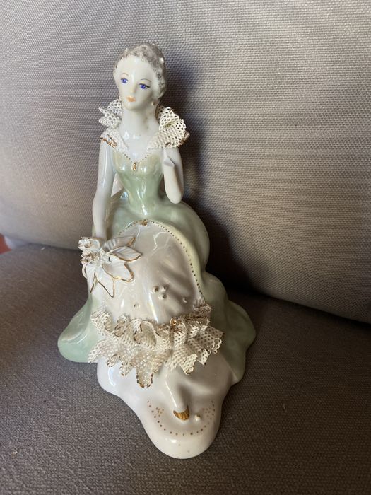Statuetă vintage din porțelan – Doamnă elegantă în stil Rococo
