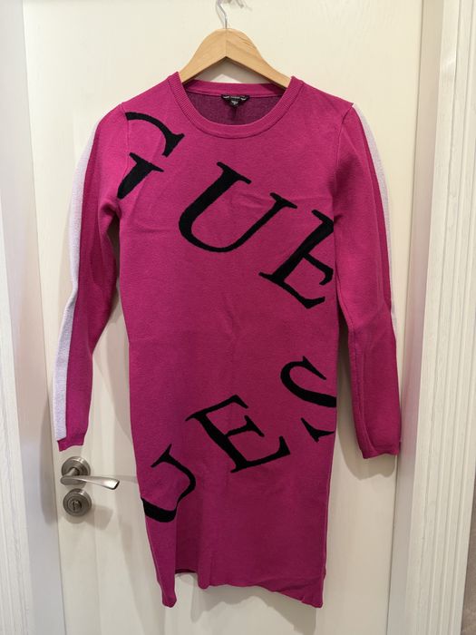 Рокля и пуловери на Guess