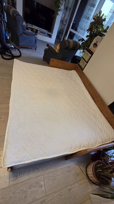 Легло с чекмедже и спалня