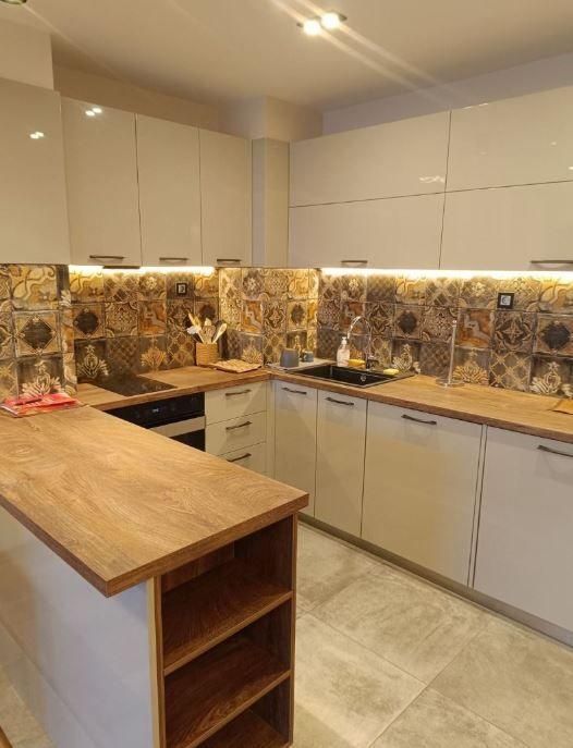 Дава се под наем Двустаен апартамент в Варна, Център - 61 кв.м за 598.23 € - Снимка #2