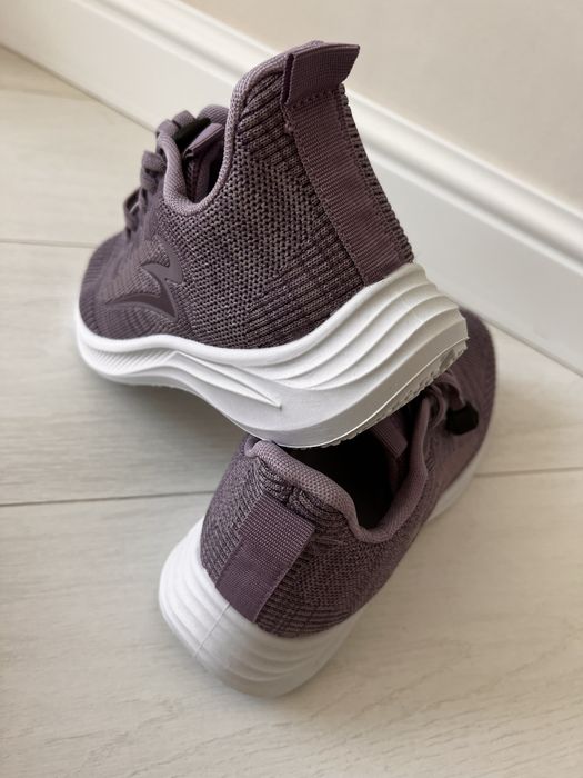 Кроссовки женские