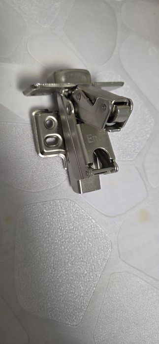 Петля с доводчиком