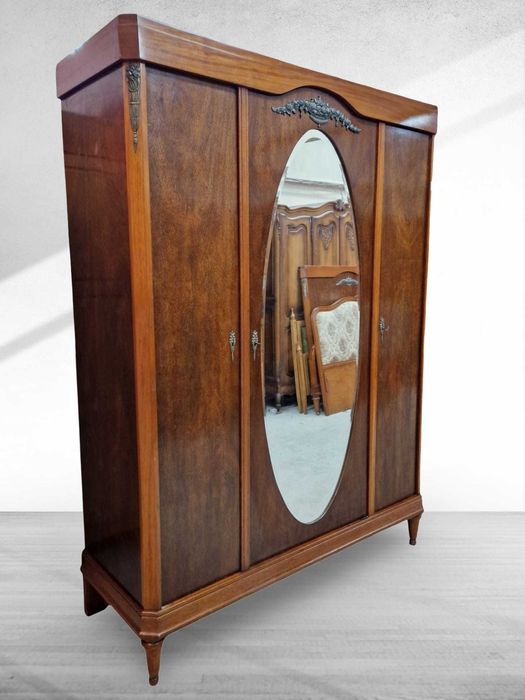 Уникален трикрилен гардероб с огледало в стил Art Deco