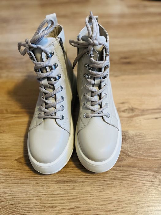 Високи сникърси тип бота