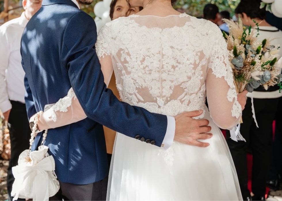 Vând rochie de mireasă, formată din 2 piese