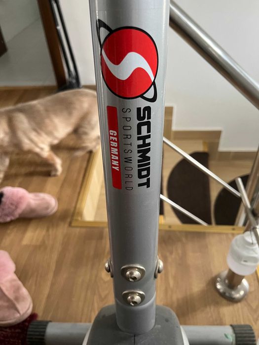 Bicicletă statică foarte puțin folosită.