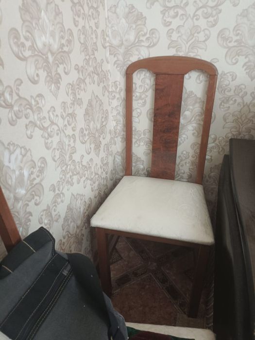 Продам стол с 8 стульями. Страна  ОАЭ.