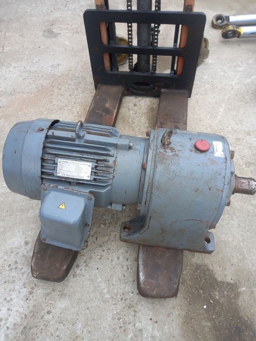 reductor cu motor 11 kw Toshiba / fabricat în Japonia