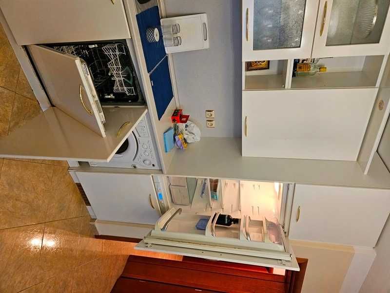 Бяла кухня с вградени уреди. МДФ.