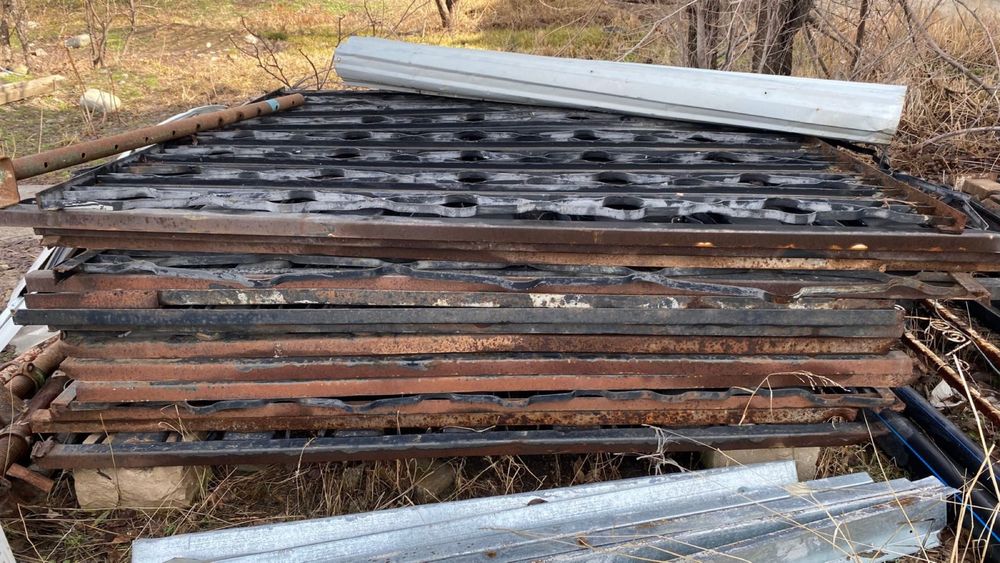 Қоршауға арналған решеткалар бар