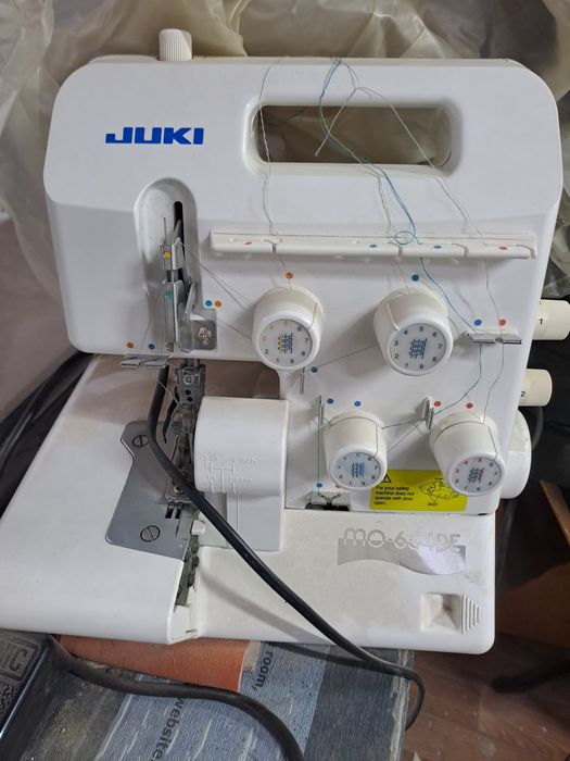 Оверлок  четырехника,совсем  почти новый, продаётся срочно за свою