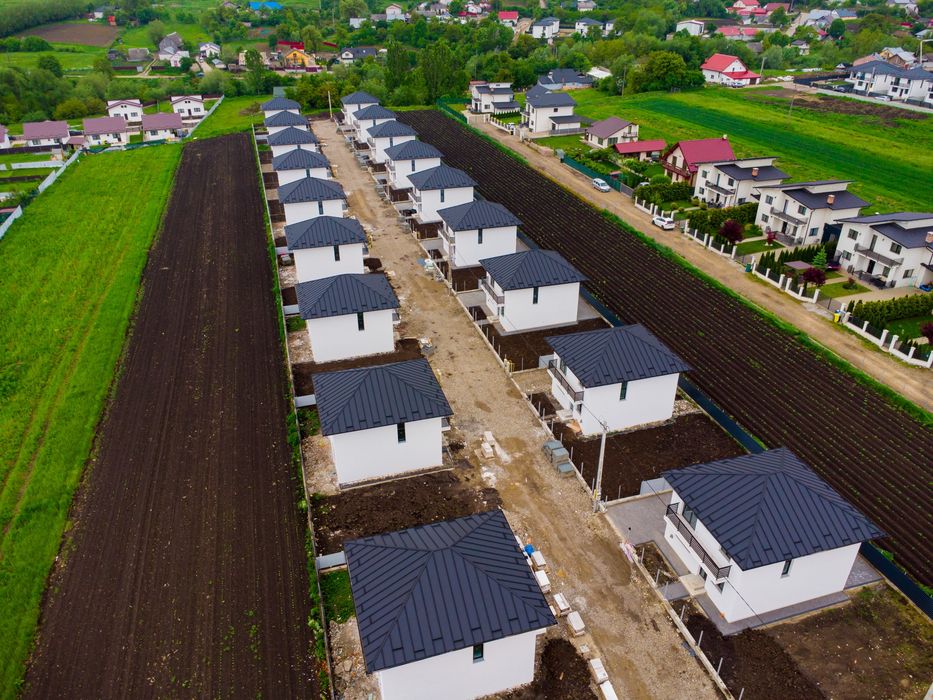 Vând case la cheie individuale P+E 350mp teren aferent