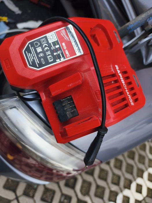 Încărcător milwaukee