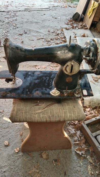 Продам швейные машины старые