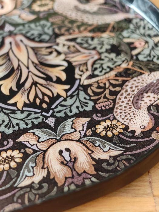 Комплект метални подноси с ефектна  ретро шарка с цветя и птици