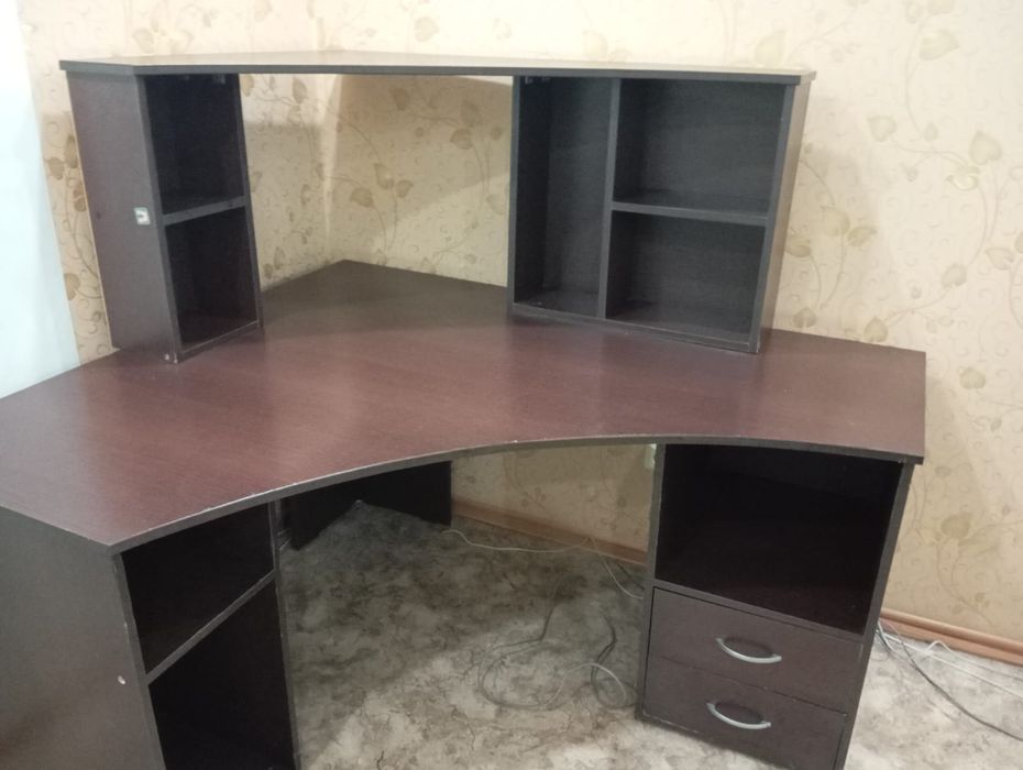 Продам компьютерный стол недорого