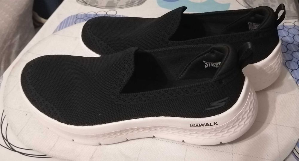 Vand Sneakers si pantofi