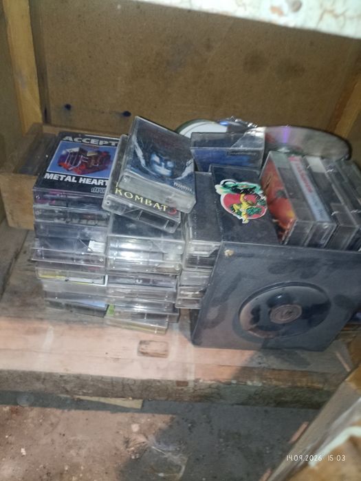 кассеты муз,колонка,ноутбук,ДВД диски