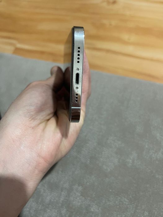 IPhone 12 pro с документами