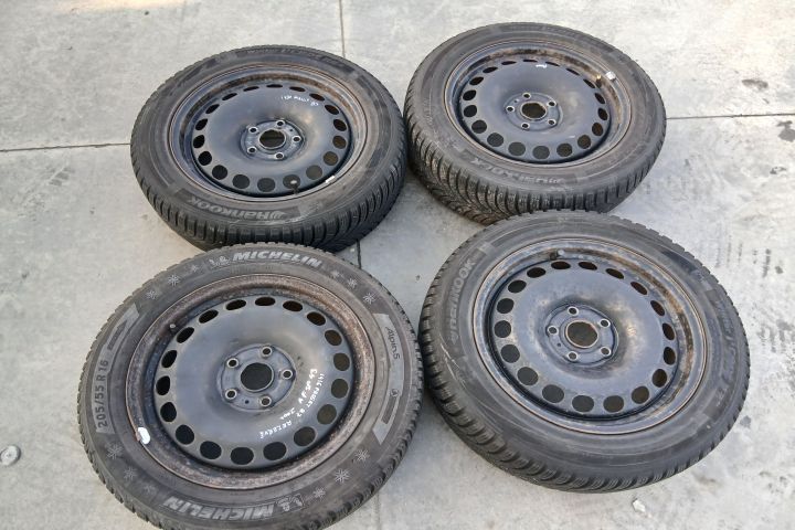 Jante tabla cu anvelope 16 - set 205/55 R16 3C0601027H 61/2JX16H2 ET4