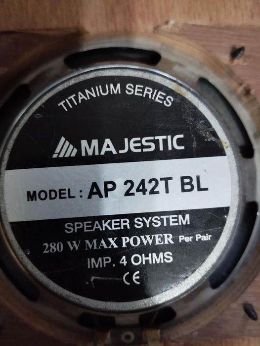 Vând 2 boxe Majestic