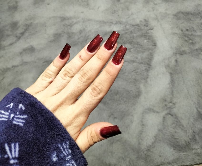 Realizez unghii cu gel