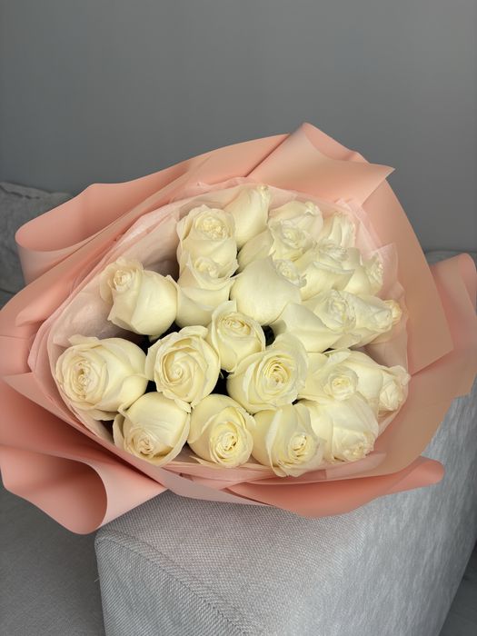 Свежий букет из белых роз