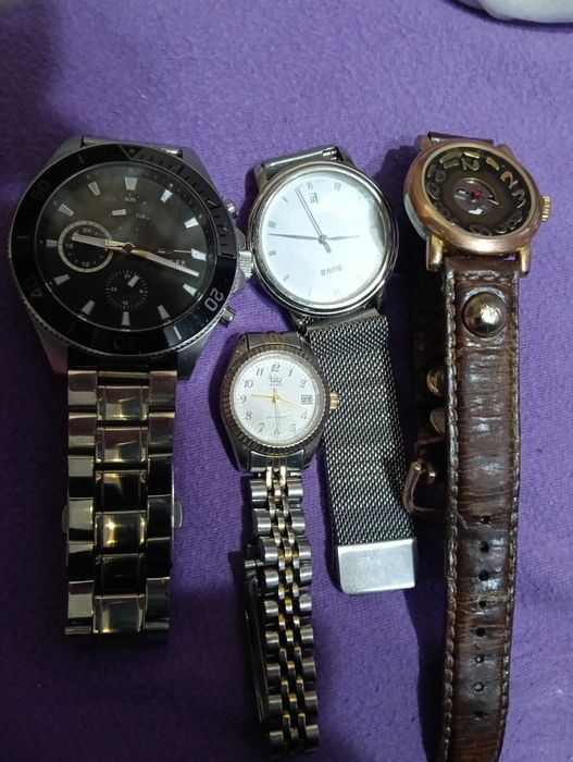 vând ciasuri de colecție pe cuarț funcționale.