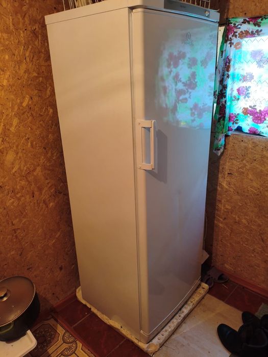 Морозильник стоящий