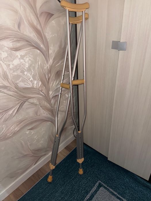 Ортез и 2 пары костылей