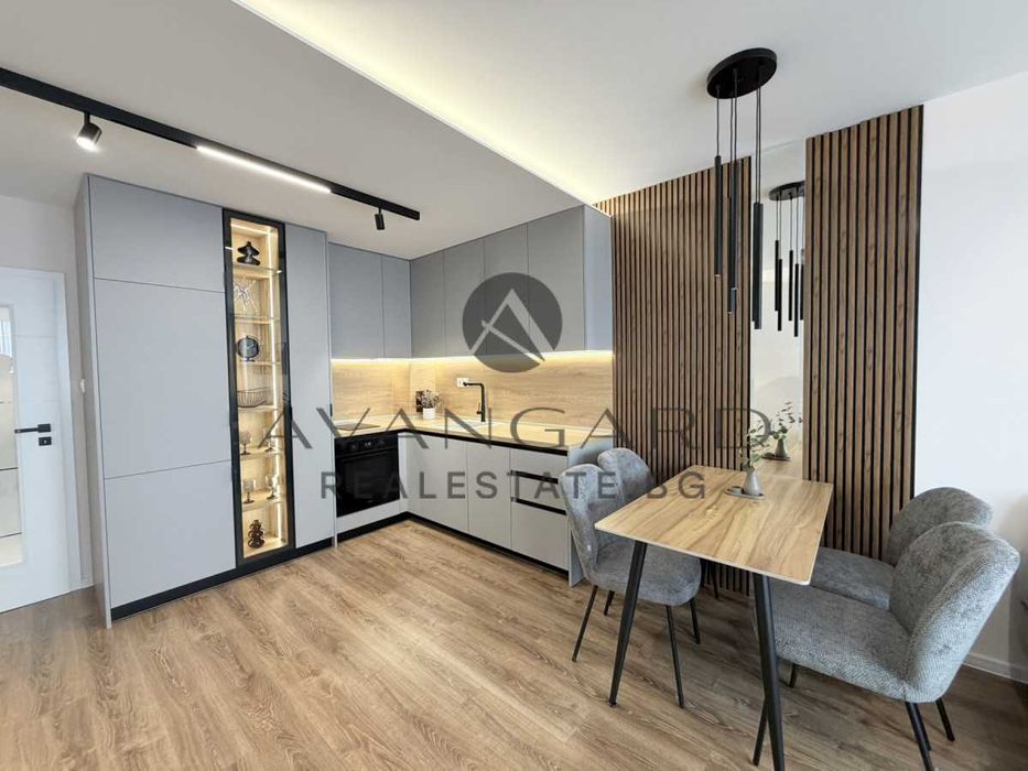 оф.25472 Дизайнерски тристаен/ Съдийски