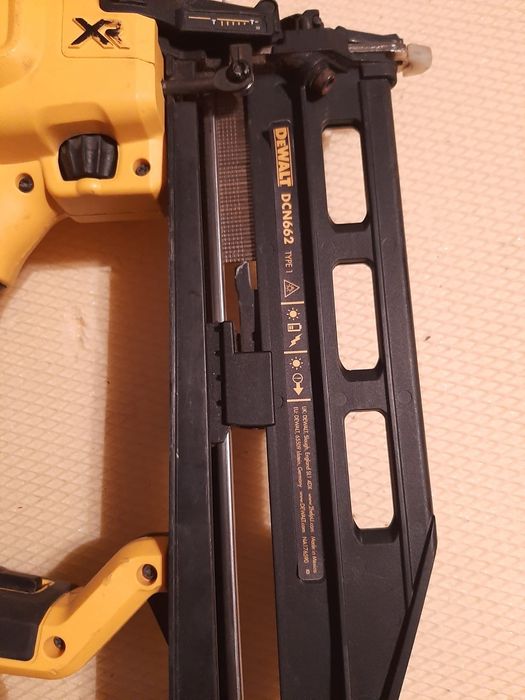 Devalt pistol.cuie dcn662 nou
