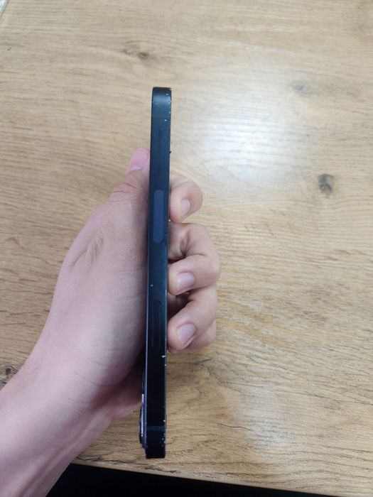 iPhone 13 qora korpusda bir nechta tirnalishlar bor