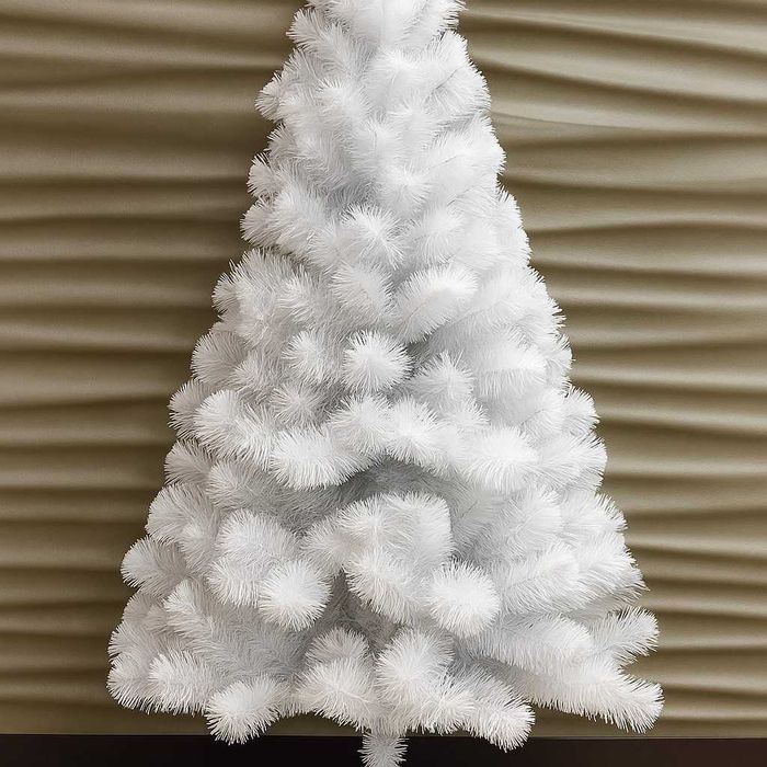 Изкуствена коледна елха в бяло – пухкав снежен ефект