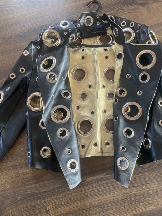 Дамско яке с капси