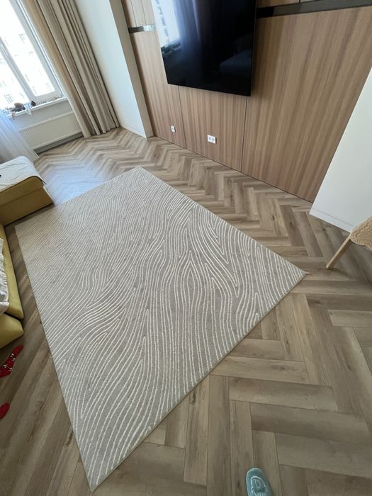 Продаю ковер размеро 2 на 3. Ковер красивый и узор очень приятный