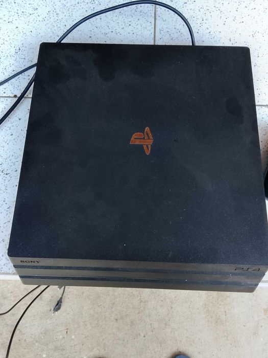 Продавам PS4 PRO