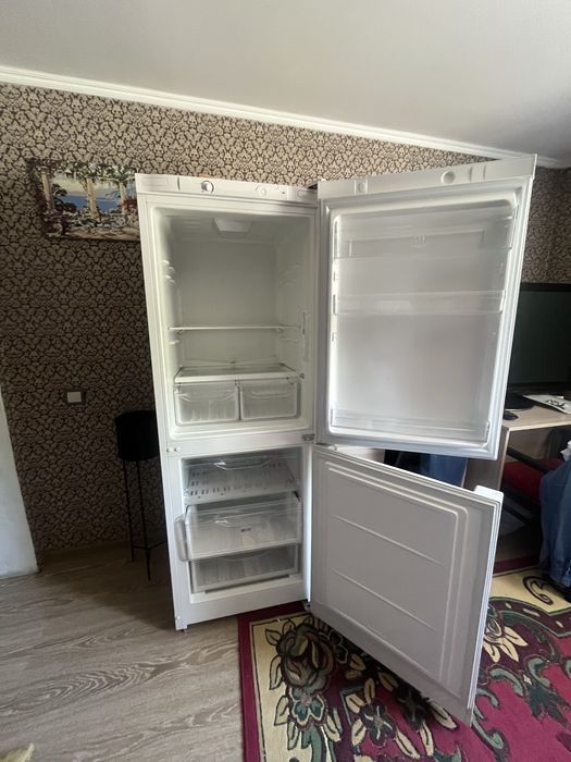 Холодильник indesit