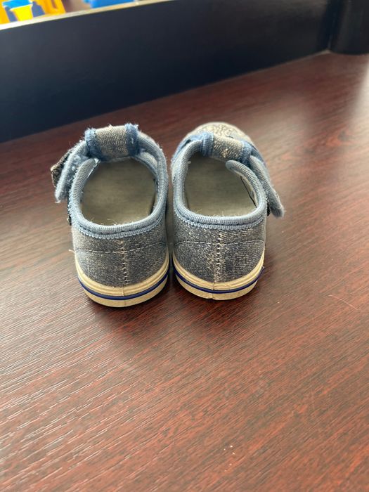 Отдам даром детские сандалии