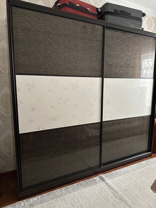 Черный шкаф  для одежды