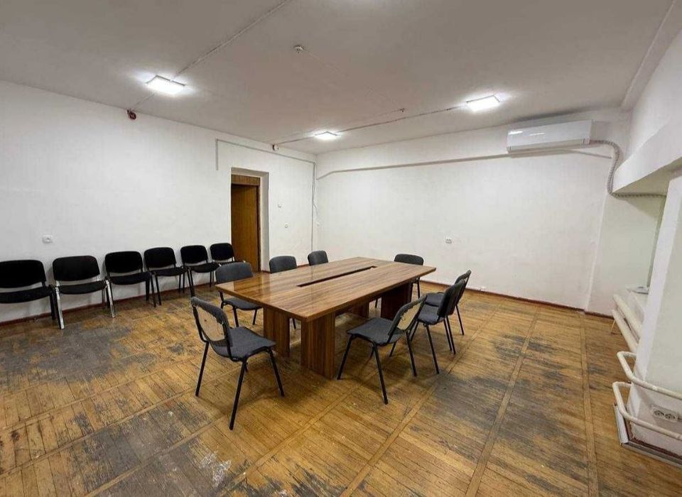 Алайский. Метро рядом сдаётся офис 20м2.за 300 у.е все условия есть!