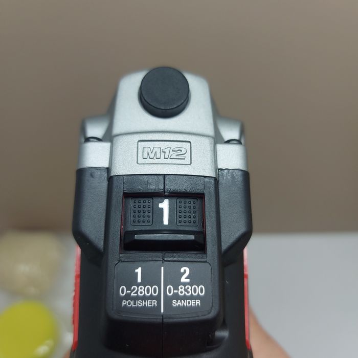 ПРОМОЦИЯ.Акумулаторна полираща машина Milwaukee M12 BPS-0