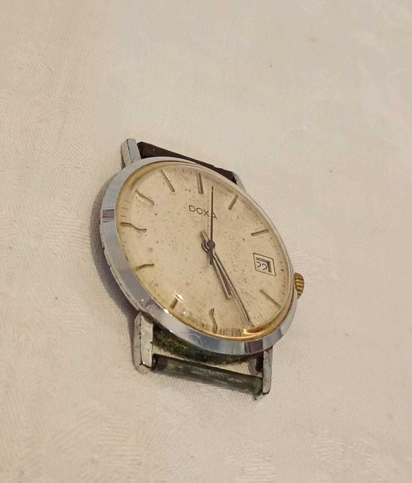 Ceas Doxa vechi, de colectie, mecanic, cu ceva patina a timpului. Necesita curatare