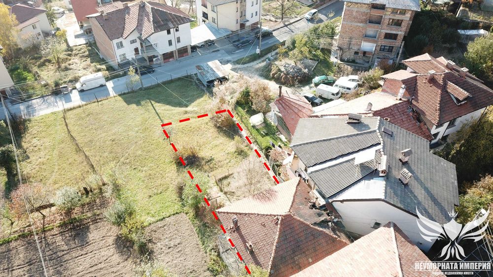 Продавам двуетажна къща с 140РЗП с двор 335кв.м. с денивелация в град Смолян,квартал Райково